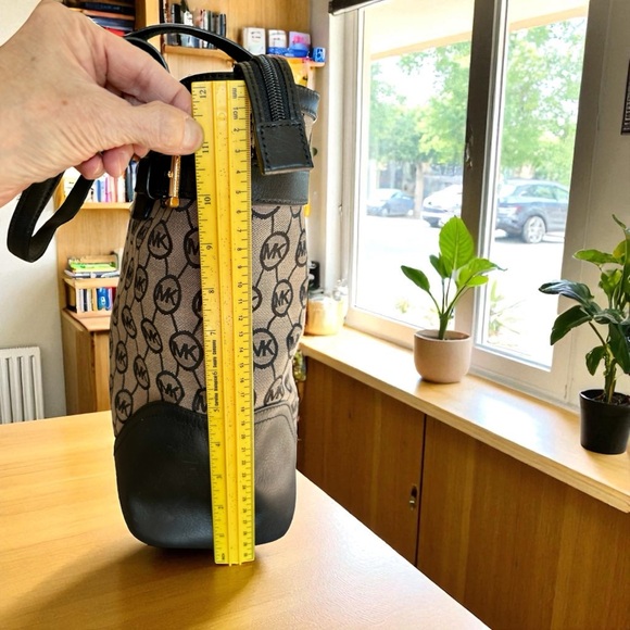 Michael Kors Black and Tan Monogram Tote Leather Large - Picture 12 of 13